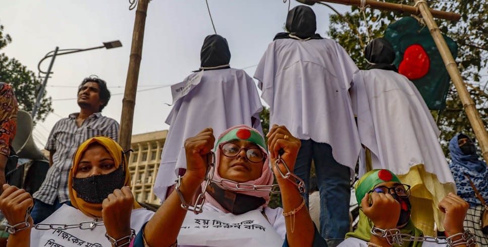 ‘গণআত্মাহুতির’ হুমকি শিক্ষক পদে নিয়োগ বাতিল হওয়া প্রার্থীদের